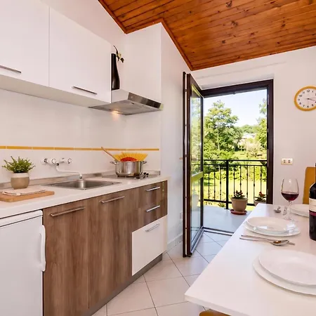 Marisa Olive Grove Apartman *